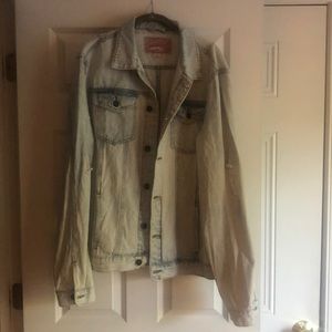 New with out tags distressed Jean jacket